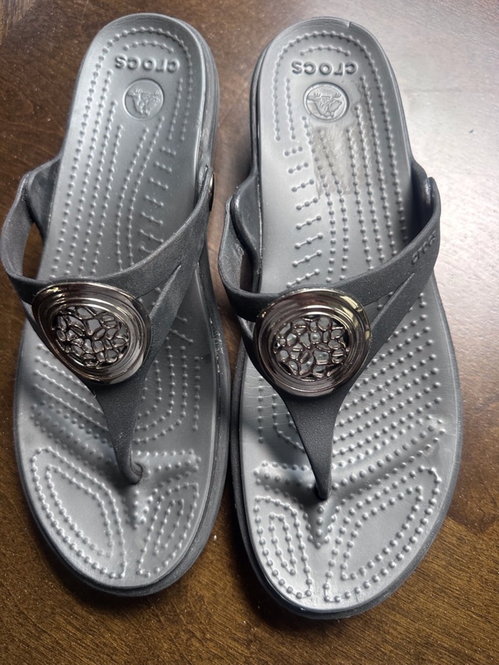 CROCS Women's Metallic Silver Thong Sandals with Medallion